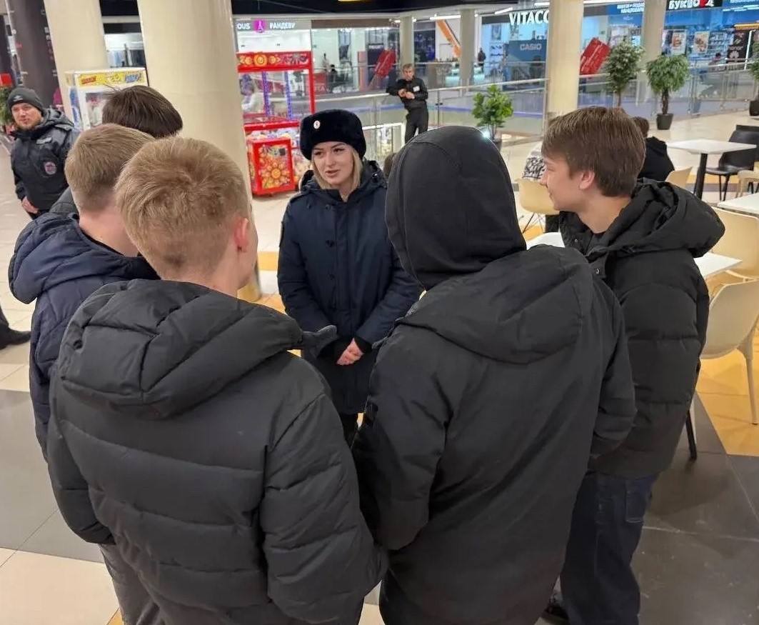 Полицейские и общественники Сыктывкара провели масштабную акцию «Жилой сектор» Полицейские и общественники Сыктывкара провели масштабную акцию «Жилой сектор»