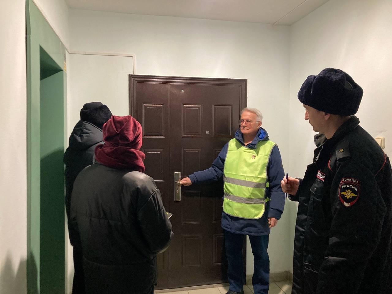 Полицейские и общественники Сыктывкара провели масштабную акцию «Жилой сектор» Полицейские и общественники Сыктывкара провели масштабную акцию «Жилой сектор»