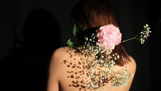 Прыщики на спине и плечах: как решить эту проблему