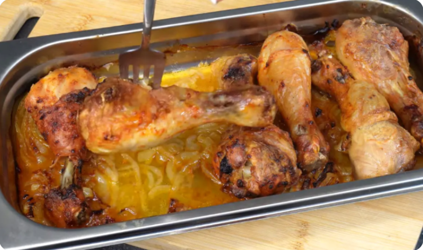 Быстрый ужин: куриные ножки с капустой и омлетом – все в одном блюде!