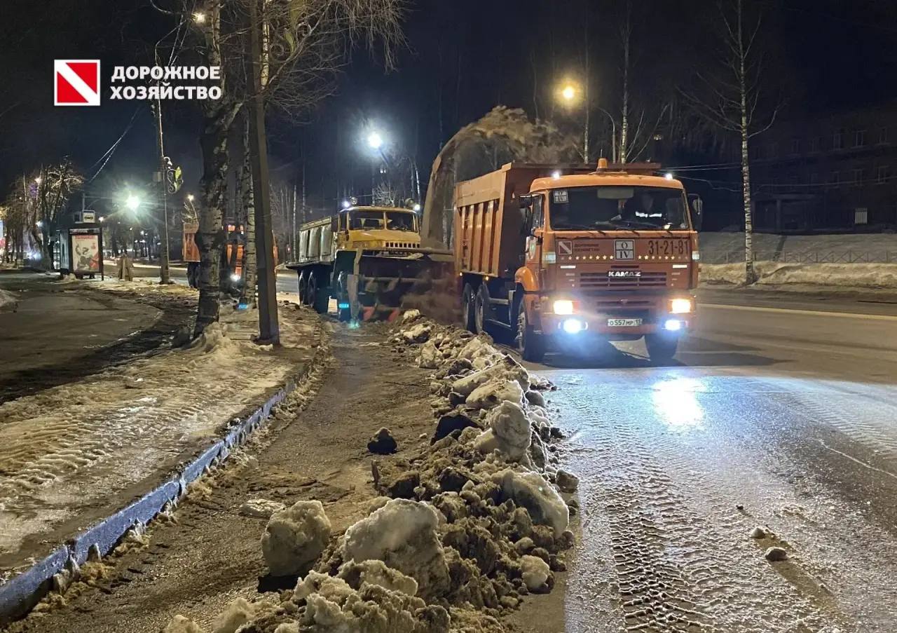 Максим Мартышин: Выходные для наших дорожников выдались понастоящему активные - пока город отдыхал, коммунальные службы продолжали наводить порядок