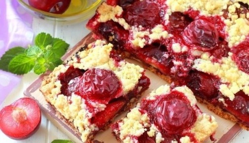 Нежный сливовый пирог с шоколадом для гурманов