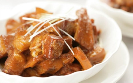 Нежный гуляш из свинины с томатным акцентом