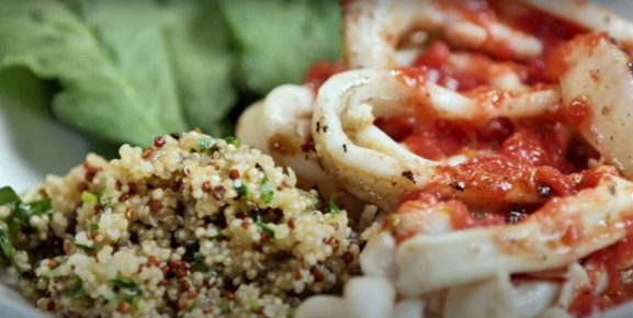 Яркий салат с кальмарами: идеальное блюдо для любого стола