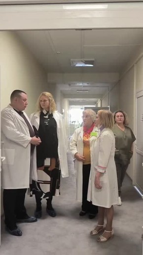 Сенатор РФ от Коми Екатерина Грибкова вместе с участником кадровой программы «Пера. Путь героя» Алексеем Голышевым осмотрели, как проходит ремонт Республиканского госпиталя ветеранов и участников боевых действий