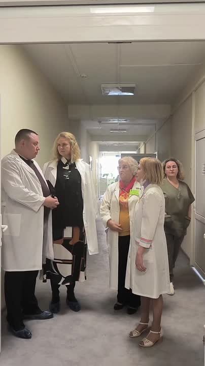 Сенатор РФ от Коми Екатерина Грибкова вместе с участником кадровой программы «Пера. Путь героя» Алексеем Голышевым осмотрели, как проходит ремонт Республиканского госпиталя ветеранов и участников боевых действий