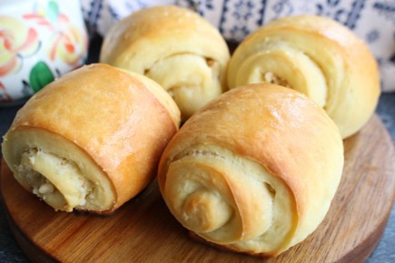 Пышные булочки с ореховой начинкой и штрейзелем, которые покорят ваши сердца