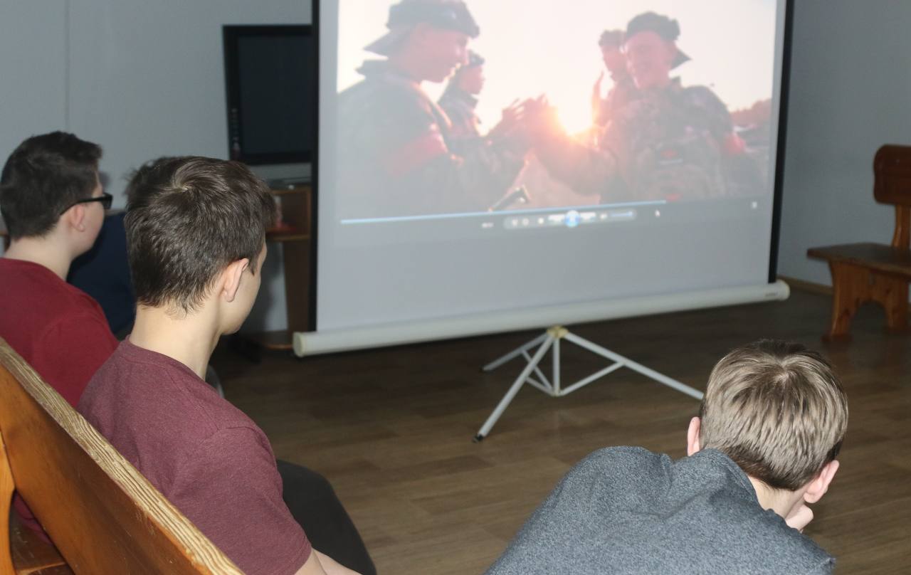 В Сыктывкаре полицейские и «Движение Первых» провели патриотическую встречу для подростков в ЦВСНП В Сыктывкаре полицейские и «Движение Первых» провели патриотическую встречу для подростков в ЦВСНП