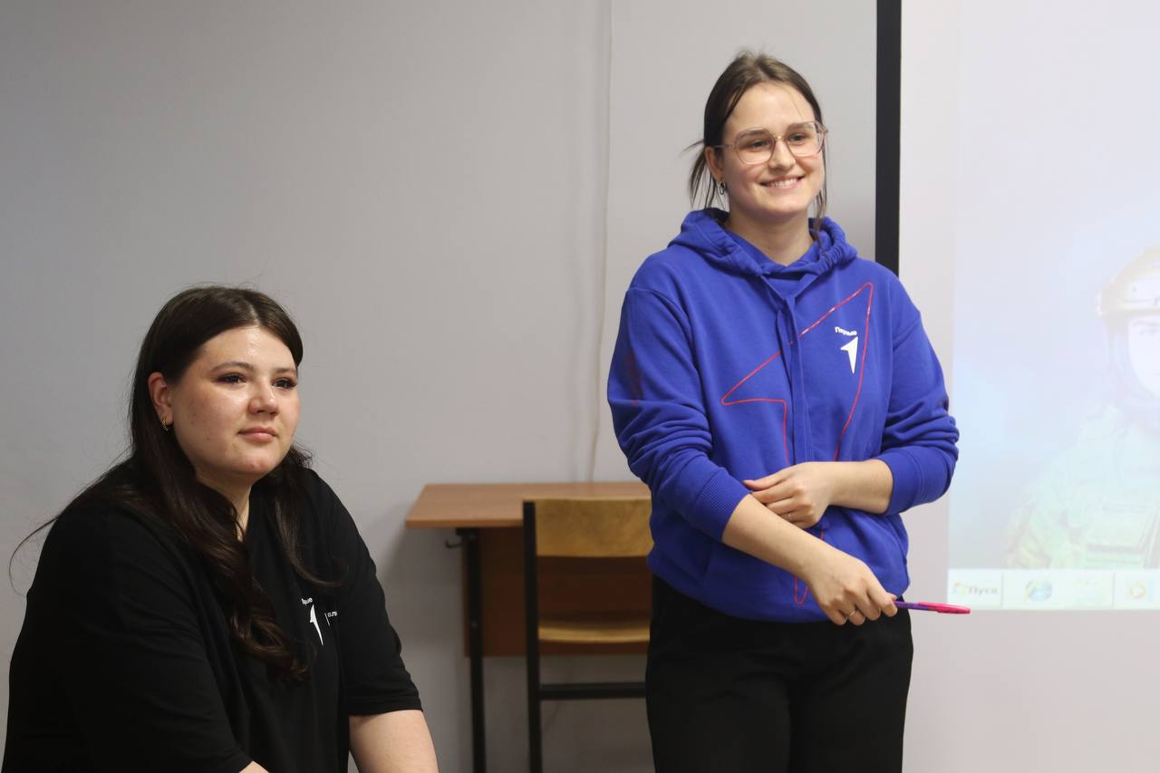 В Сыктывкаре полицейские и «Движение Первых» провели патриотическую встречу для подростков в ЦВСНП В Сыктывкаре полицейские и «Движение Первых» провели патриотическую встречу для подростков в ЦВСНП