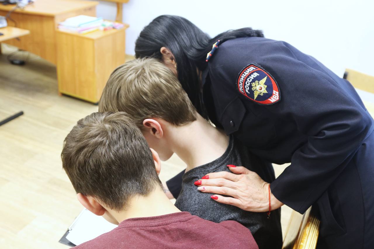 В Сыктывкаре полицейские и «Движение Первых» провели патриотическую встречу для подростков в ЦВСНП В Сыктывкаре полицейские и «Движение Первых» провели патриотическую встречу для подростков в ЦВСНП