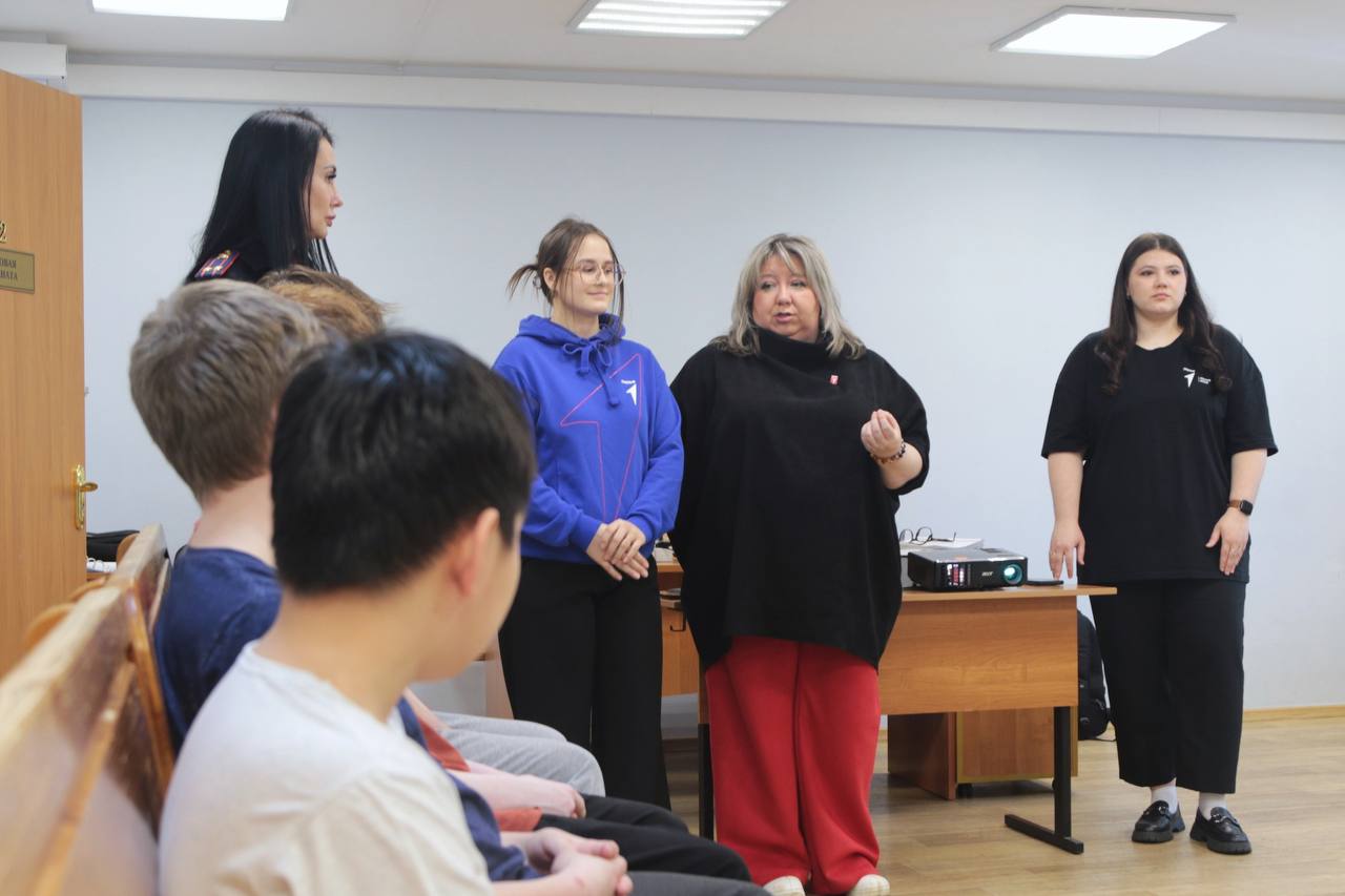 В Сыктывкаре полицейские и «Движение Первых» провели патриотическую встречу для подростков в ЦВСНП В Сыктывкаре полицейские и «Движение Первых» провели патриотическую встречу для подростков в ЦВСНП