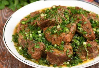 Мягкая говядина с луком: простой рецепт для семейного ужина