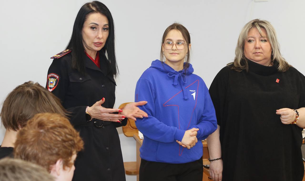 В Сыктывкаре полицейские и «Движение Первых» провели патриотическую встречу для подростков в ЦВСНП В Сыктывкаре полицейские и «Движение Первых» провели патриотическую встречу для подростков в ЦВСНП