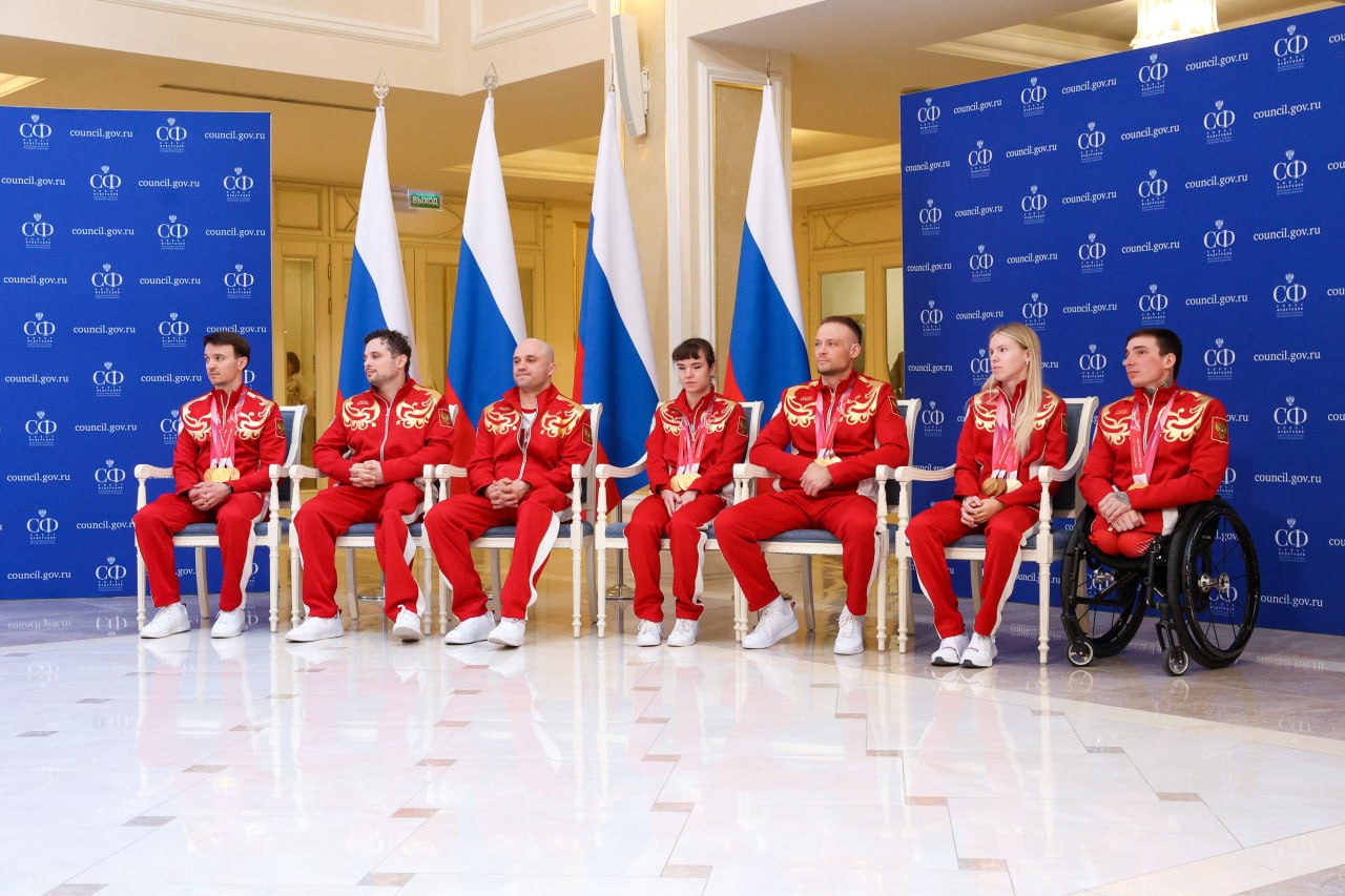 В верхней палате парламента членам паралимпийской сборной России — победителями и призёрами ХIV Паралимпийских зимних игр и их тренерам вручили Благодарности Председателя Совета Федерации В верхней палате парламента членам паралимпийской сборной России — победителями и призёрами ХIV Паралимпийских зимних игр и их тренерам вручили Благодарности Председателя Совета Федерации