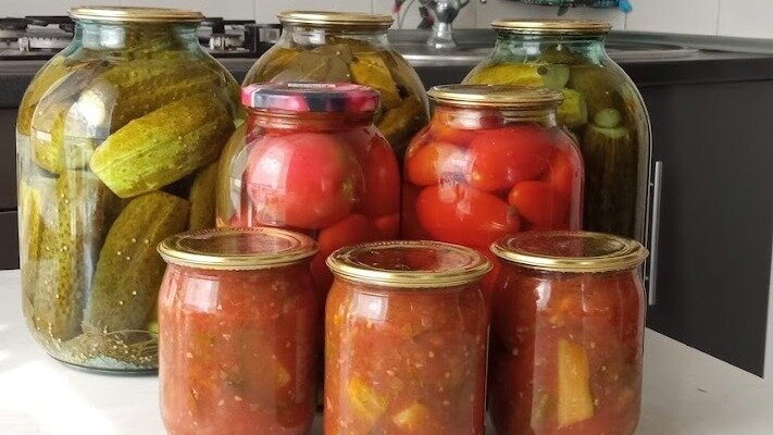 Чем опасны домашние закрутки на рынке: неожиданные подробности