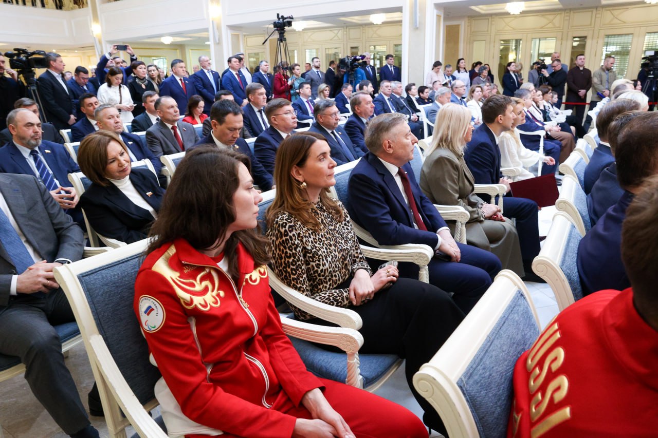 В верхней палате парламента членам паралимпийской сборной России — победителями и призёрами ХIV Паралимпийских зимних игр и их тренерам вручили Благодарности Председателя Совета Федерации В верхней палате парламента членам паралимпийской сборной России — победителями и призёрами ХIV Паралимпийских зимних игр и их тренерам вручили Благодарности Председателя Совета Федерации