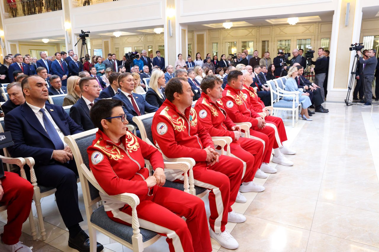 В верхней палате парламента членам паралимпийской сборной России — победителями и призёрами ХIV Паралимпийских зимних игр и их тренерам вручили Благодарности Председателя Совета Федерации В верхней палате парламента членам паралимпийской сборной России — победителями и призёрами ХIV Паралимпийских зимних игр и их тренерам вручили Благодарности Председателя Совета Федерации