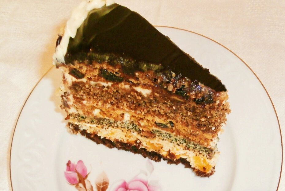 Сметанный торт с маком и сухофруктами