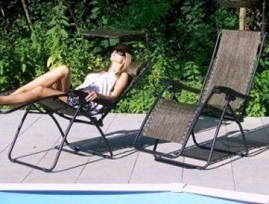 Как выбрать идеальное кресло шезлонг для летнего отдыха