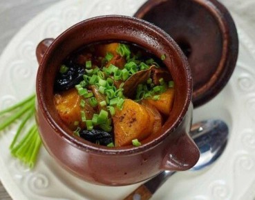Как приготовить ароматное мясо с картофелем и черносливом в горшочке