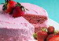 Летний десерт: нежный клубничный торт со сливками