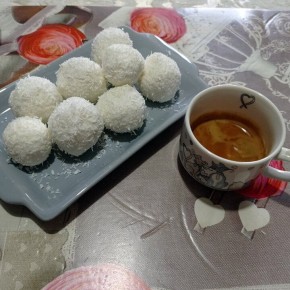 Сырные шарики с кокосовой стружкой: быстрый и вкусный десерт