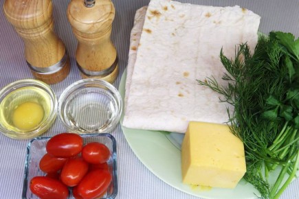 Лавашные конвертики с помидорами и сыром: быстрый и вкусный перекус