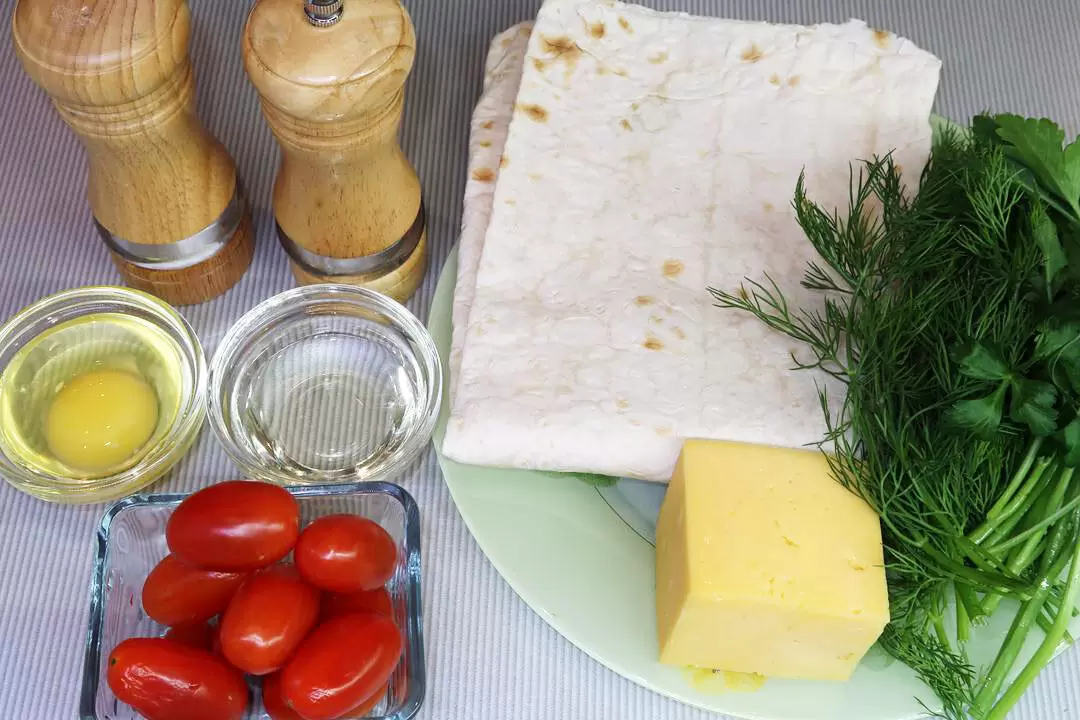 Лавашные конвертики с помидорами и сыром: быстрый и вкусный перекус