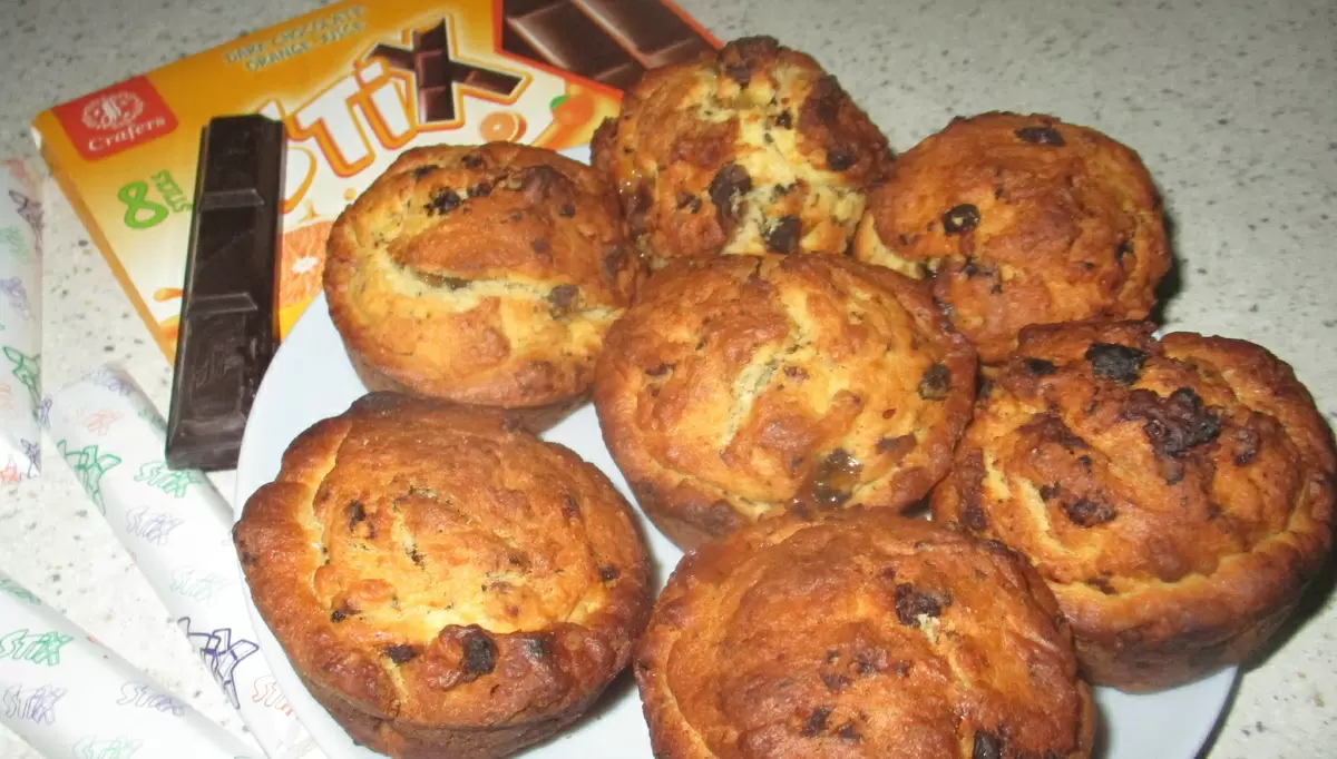 Нежные кексы с шоколадом и сухофруктами для уютного чая