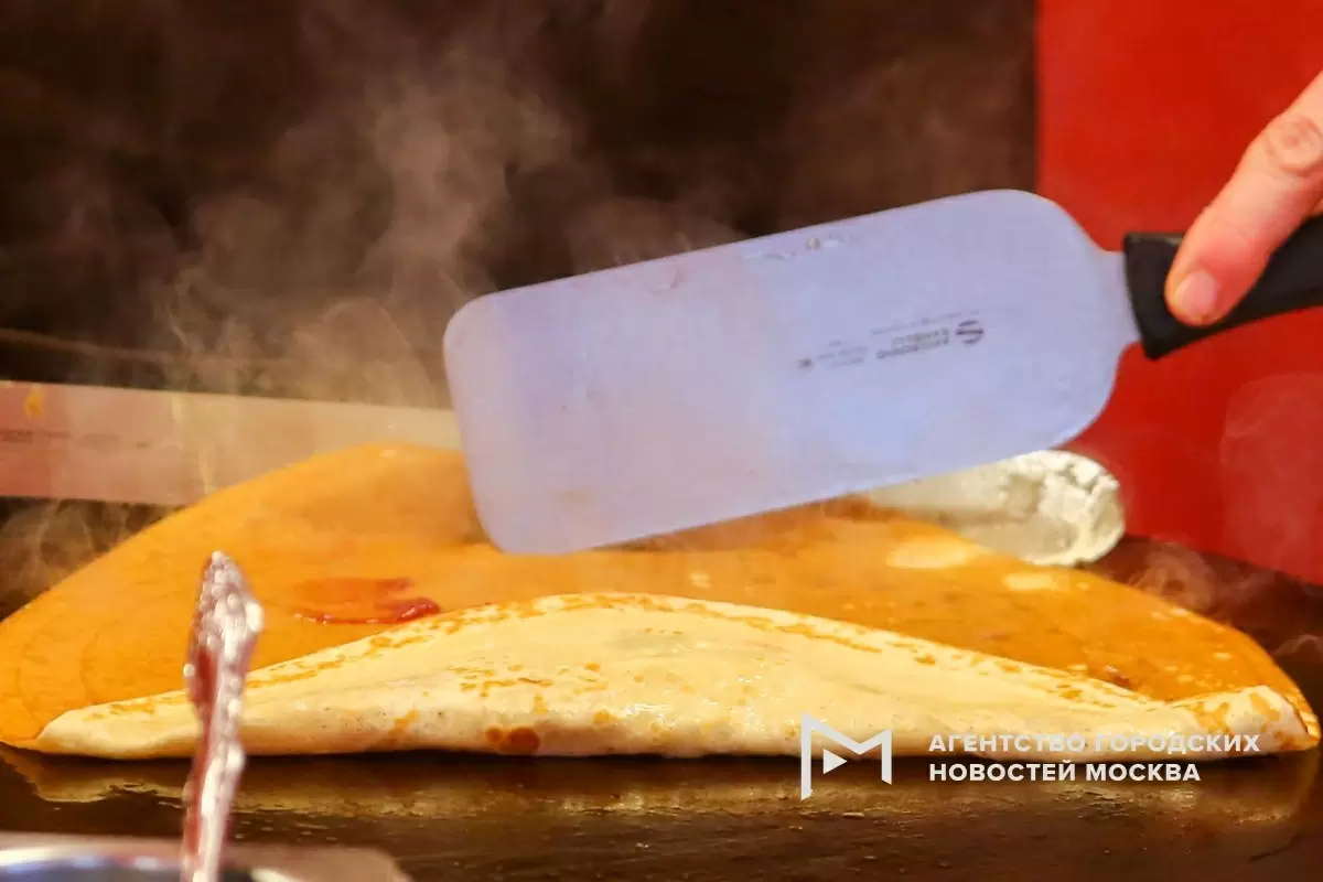 Масленица в Москве: блинопеки могут заработать до 11 тысяч рублей за смену