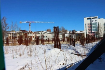 Максим Мартышин: Друзья, многие спрашивают: что с недостроем на улице Куратова, рядом со стадионом? Тот самый долгострой «Куратов», который портит облик центра города и создает риски для безопасности