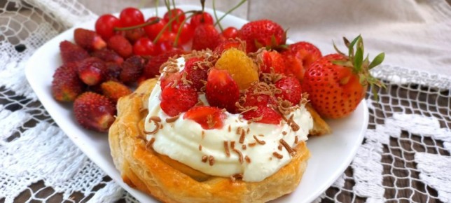 Необычные слойки с ягодами: идеальный десерт для пикника