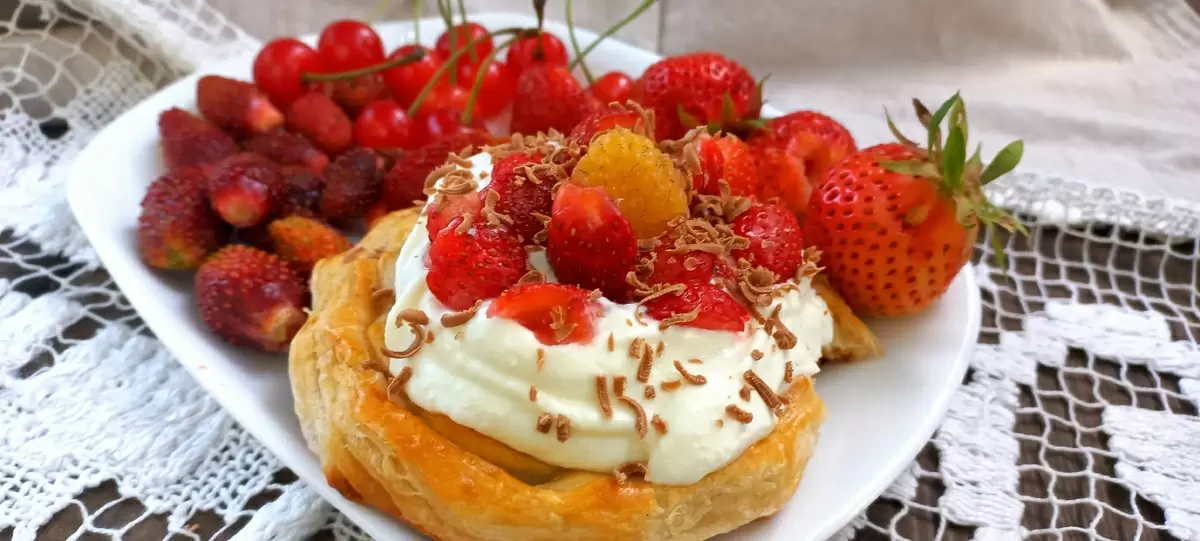 Необычные слойки с ягодами: идеальный десерт для пикника