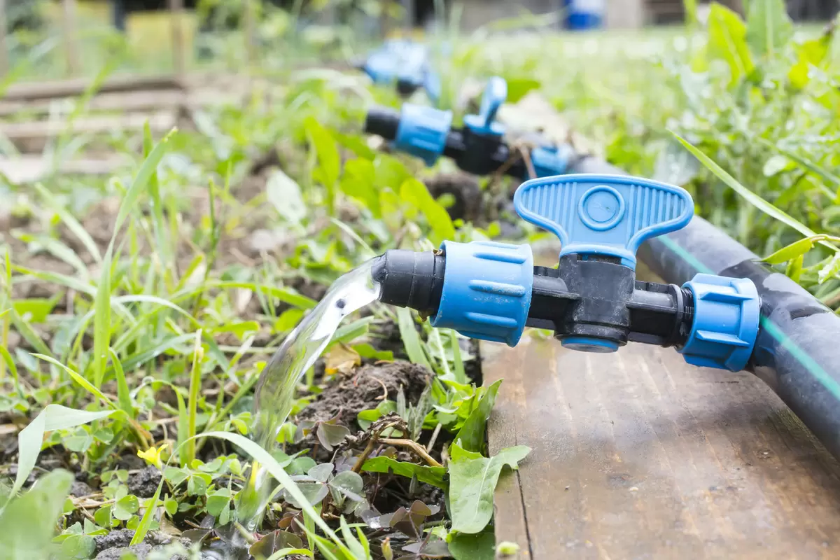 Как защитить летний водопровод и систему полива от зимних морозов