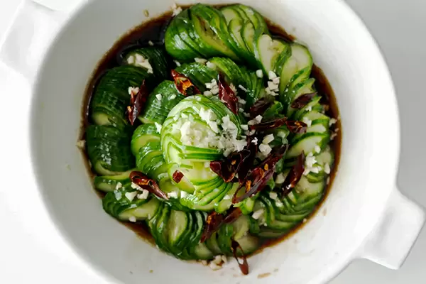 Огурец в технике «рыбацкого плаща»: пряный китайский салат за 10 минут