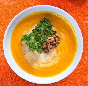 Морковный крем-суп с орехами: яркий вкус и полезные качества