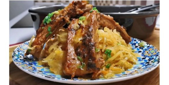 Сочные свиные рёбра в гармонии с картошкой и овощами