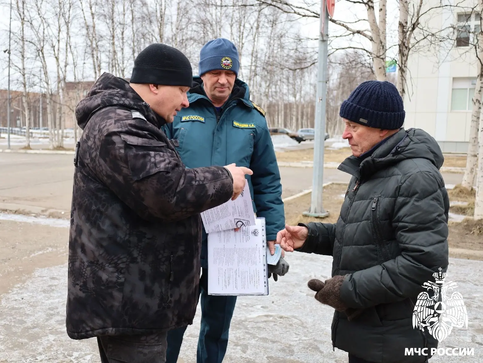 Совместно о безопасности. Сотрудники МЧС России, совместно с администрацией муниципального округа Инта и рыбоохранной организацией напомнили гражданам основные правила безопасности на водных объектах: не выходи на весенний... Совместно о безопасности. Сотрудники МЧС России, совместно с администрацией муниципального округа Инта и рыбоохранной организацией напомнили гражданам основные правила безопасности на водных объектах: не выходи на весенний...