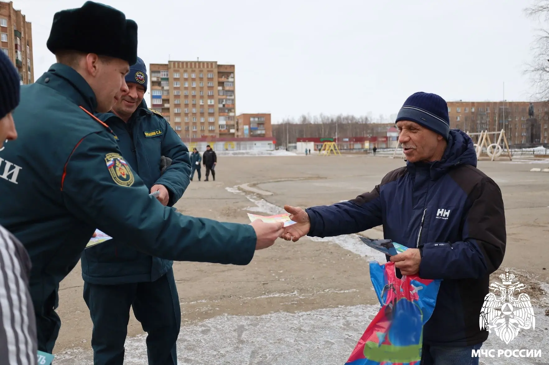 Совместно о безопасности. Сотрудники МЧС России, совместно с администрацией муниципального округа Инта и рыбоохранной организацией напомнили гражданам основные правила безопасности на водных объектах: не выходи на весенний... Совместно о безопасности. Сотрудники МЧС России, совместно с администрацией муниципального округа Инта и рыбоохранной организацией напомнили гражданам основные правила безопасности на водных объектах: не выходи на весенний...