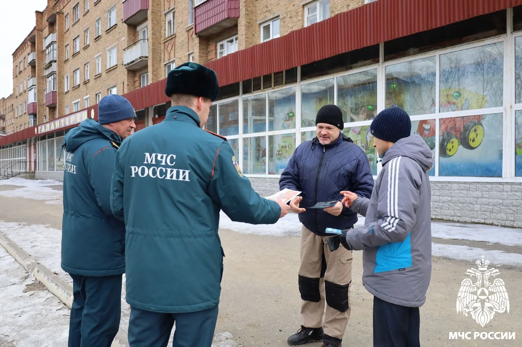 Совместно о безопасности. Сотрудники МЧС России, совместно с администрацией муниципального округа Инта и рыбоохранной организацией напомнили гражданам основные правила безопасности на водных объектах: не выходи на весенний...