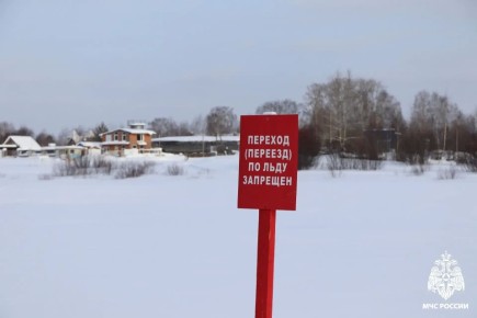 Трагедия в Усинском районе: два человека провалились под лёд на снегоходе