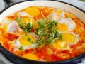 Нежный завтрак: как приготовить легкую шакшуку с перепелиными яйцами