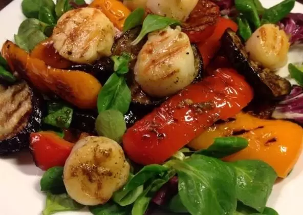 Теплый салат с морскими гребешками: изысканное блюдо для любого случая