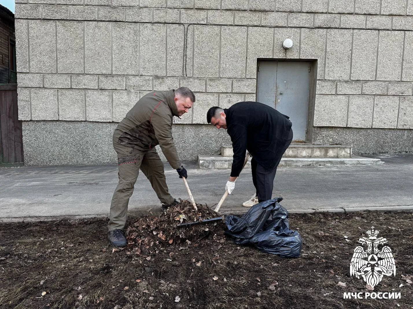 Сегодня в Главном управлении МЧС России по Республике Коми был организован и проведён традиционный субботник