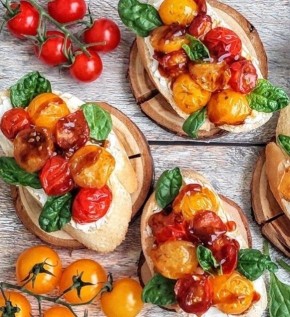 Сочная брускетта с карамелизированными помидорами черри