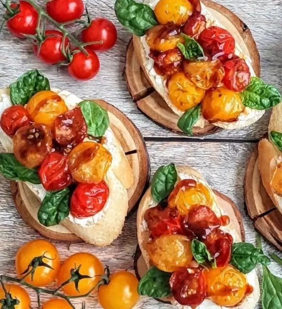 Сочная брускетта с карамелизированными помидорами черри