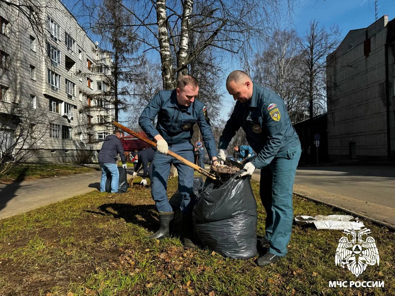 Сегодня в Главном управлении МЧС России по Республике Коми был организован и проведён традиционный субботник Сегодня в Главном управлении МЧС России по Республике Коми был организован и проведён традиционный субботник