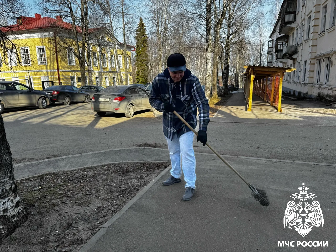 Сегодня в Главном управлении МЧС России по Республике Коми был организован и проведён традиционный субботник Сегодня в Главном управлении МЧС России по Республике Коми был организован и проведён традиционный субботник