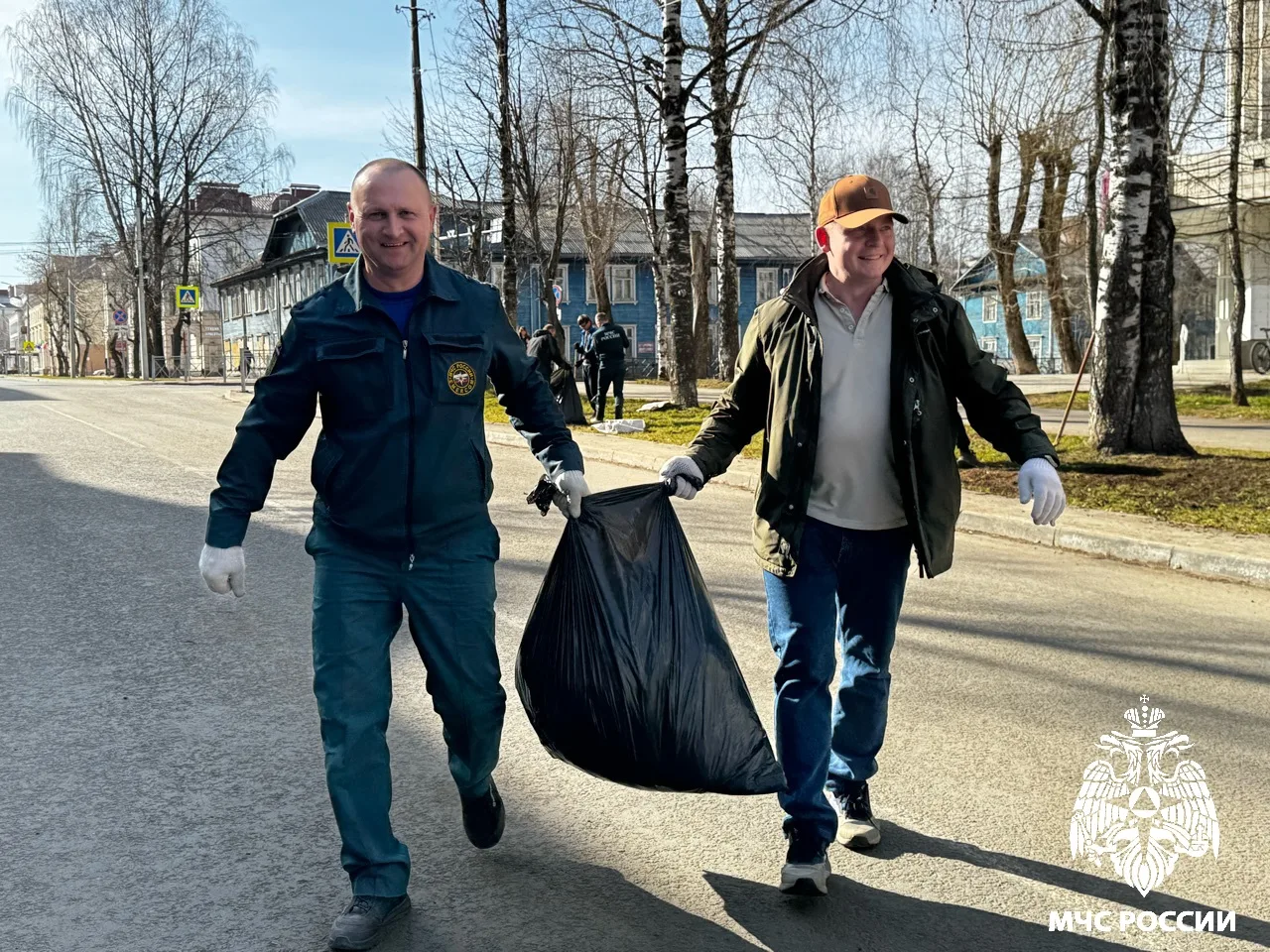 Сегодня в Главном управлении МЧС России по Республике Коми был организован и проведён традиционный субботник Сегодня в Главном управлении МЧС России по Республике Коми был организован и проведён традиционный субботник