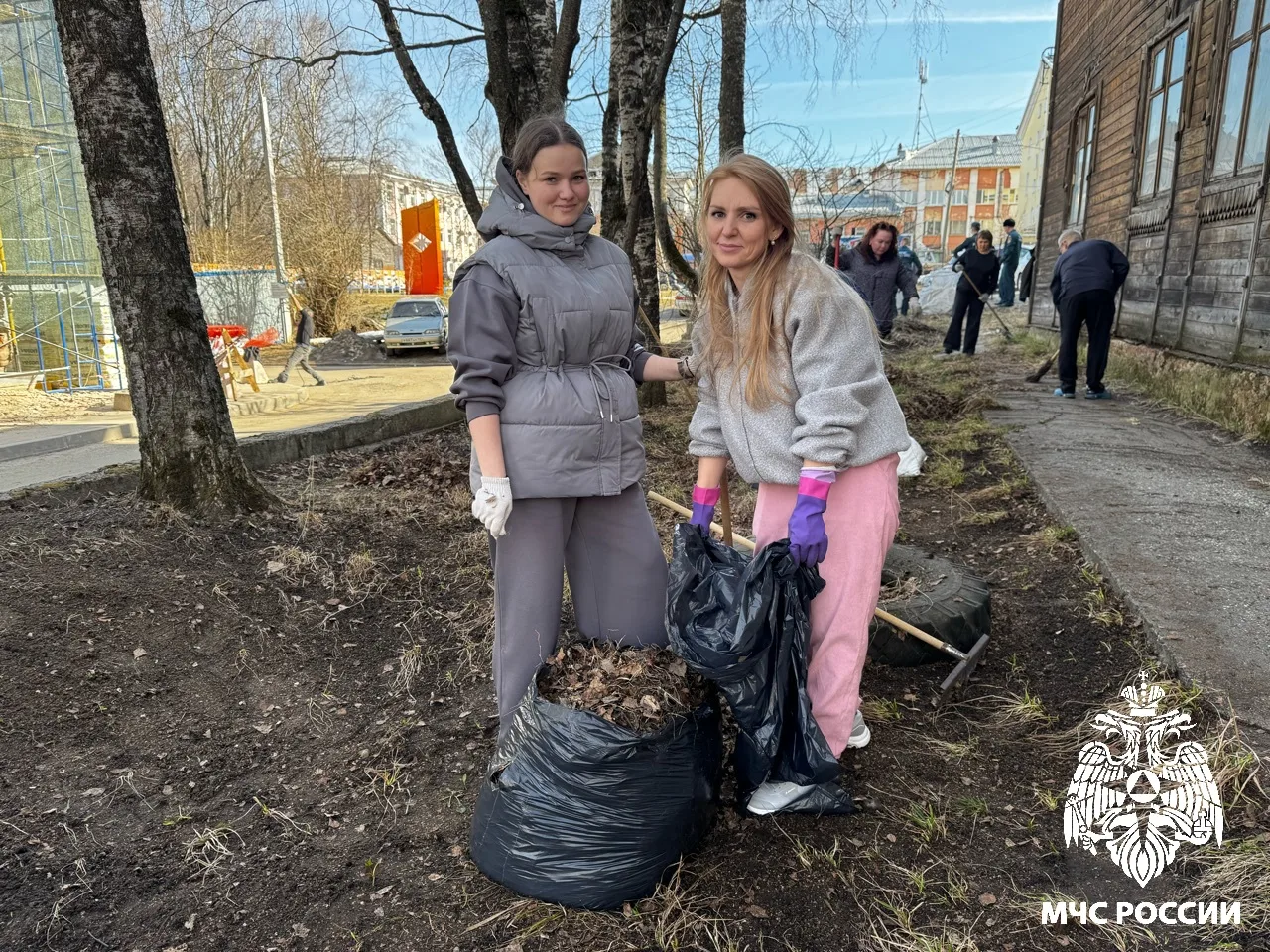 Сегодня в Главном управлении МЧС России по Республике Коми был организован и проведён традиционный субботник Сегодня в Главном управлении МЧС России по Республике Коми был организован и проведён традиционный субботник